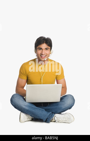 Mann, der auf einem Laptop arbeitet Stockfoto