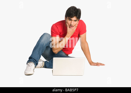 Man sah einen Laptop mit schockiert Ausdrücke Stockfoto