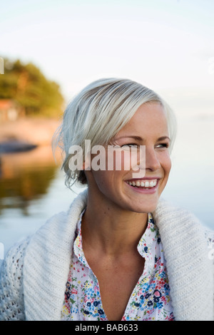 Eine Frau am Meer in den Schären von Stockholm, Schweden. Stockfoto