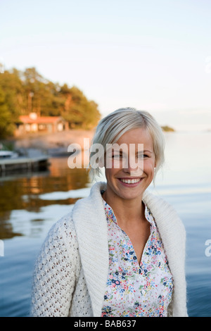 Eine Frau am Meer in den Schären von Stockholm, Schweden. Stockfoto