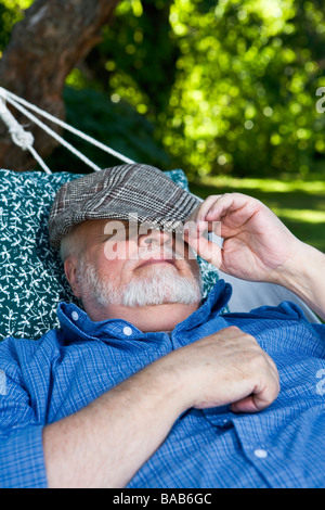 Ein Alter Mann in einer Hängematte, Schweden. Stockfoto