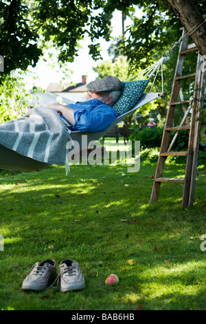 Ein Alter Mann in einer Hängematte, Schweden. Stockfoto