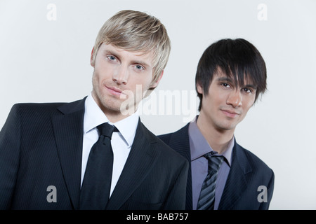 zwei männliche ausdrucksstarke junge Männer auf isolierte Hintergrund Stockfoto