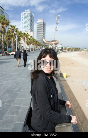 Dame am Barcelona Strandspaziergang Stockfoto