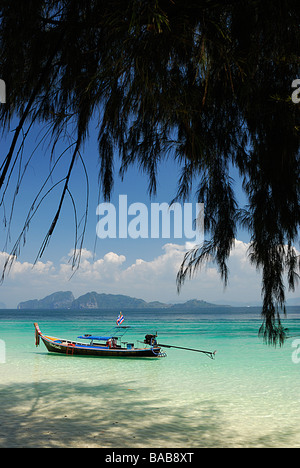 Longtail-Boot auf einer tropischen Insel Stockfoto