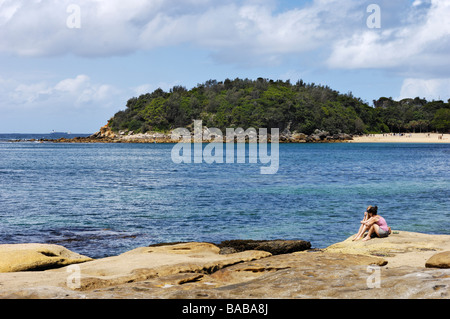 Zwei Mädchen, die ein Meer genießen anzeigen neben Marine Parade, Männlich, in der Nähe von Sydney, NSW, Australien Stockfoto