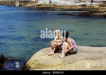 Mädchen genießen das Meer zu sehen, Marine Parade, Manly, in der Nähe von Sydney, NSW, Australien Stockfoto