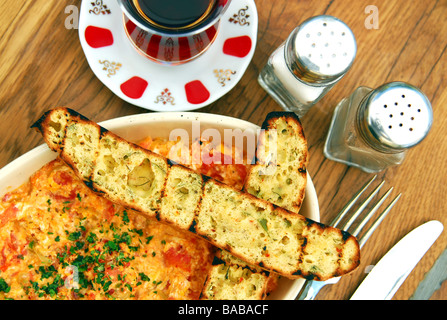 Traditiohal türkisches Frühstück, Melemen mit türkischen Tee und Brot serviert. Melemen mit Eiern, Tomaten und grünem Pfeffer. Stockfoto