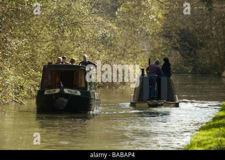 Schmale Boote passieren am Grand Union Canal in der Nähe von Tring Hertfordshire England Großbritannien Stockfoto