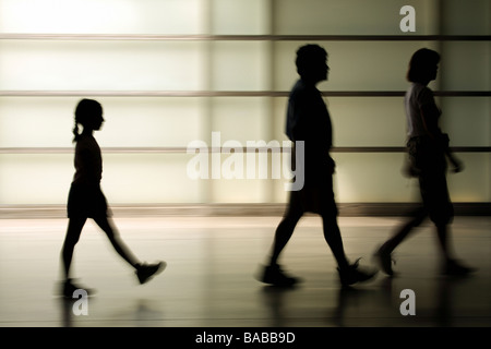 Silhouette von einem Spaziergang Mädchen und ihre Eltern Stockfoto