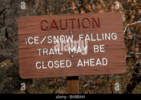 Vorsicht Zeichen Achtung Wanderer von fallenden Eis oder Schnee auf der Uferpromenade Tempel des Sinawava Zion Canyon National Park in Utah usa Stockfoto