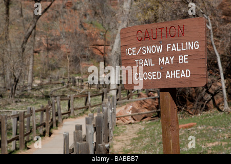 Vorsicht Zeichen Achtung Wanderer von fallenden Eis oder Schnee auf der Uferpromenade Tempel des Sinawava Zion Canyon National Park in Utah usa Stockfoto