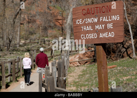 Vorsicht Zeichen Achtung Wanderer von fallenden Eis oder Schnee auf der Uferpromenade Tempel des Sinawava Zion Canyon National Park in Utah usa Stockfoto