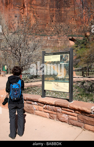 Info-Tafeln zu Beginn der Uferpromenade Tempel der Sinawava Zion Canyon National Park in Utah usa Stockfoto