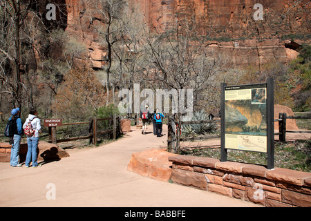 Info-Tafeln zu Beginn der Uferpromenade Tempel der Sinawava Zion Canyon National Park in Utah usa Stockfoto