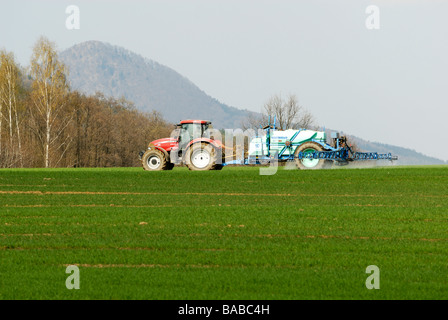 Traktor-Spritzen Dünger-Frühling Stockfoto