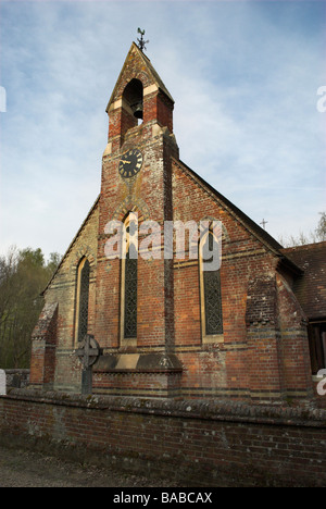 Die Kirche der Heiligen Dreifaltigkeit und Kriegerdenkmal, Ebernoe, West Sussex. Stockfoto