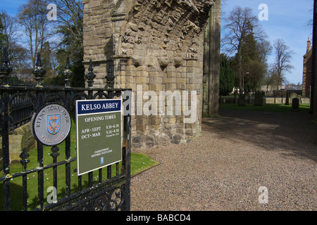 Kelso Abbey Eingangstor und Zeichen, Grenzen, Schottland Stockfoto