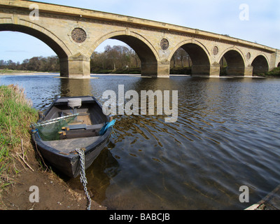 Coldstream Bridge über den Fluss Tweed von James Smeaton im 18. Jahrhundert zwischen England und Schottland entwickelt Stockfoto