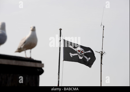 Eine Piratenflagge fliegt an Hastings Strandpromenade in East Sussex, UK. Stockfoto