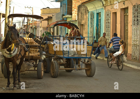 Pferd-Wagen und Fahrrad in einer Straßenszene in Trinidad, Kuba. Stockfoto