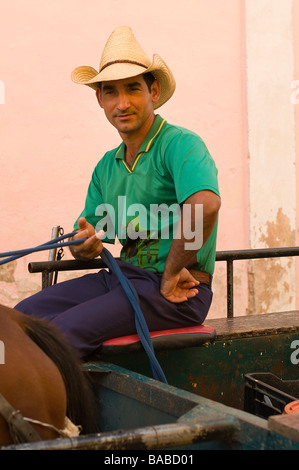 Junger kubanischer Cowboy im Strohhut auf einem Wagen in der Stadt von Trinidad, Kuba. Stockfoto