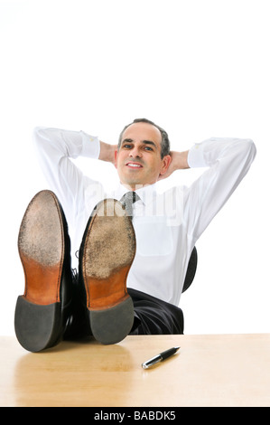 Entspannende Geschäftsmann mit Füßen oben auf seinem Schreibtisch Stockfoto