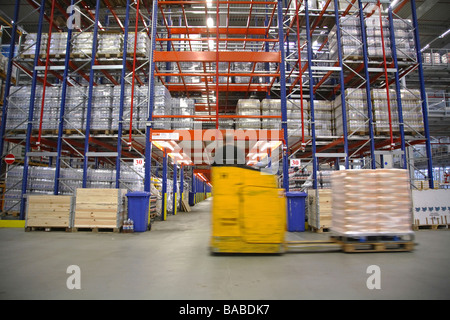 Lagerverwalter Betrieb eines Gabelstaplers in ein Hochregallager, Hamm, Deutschland Stockfoto