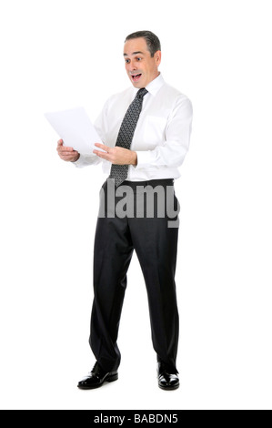 Geschäftsmann im Anzug lesen Papiere mit Ausdruck des Grauens Stockfoto