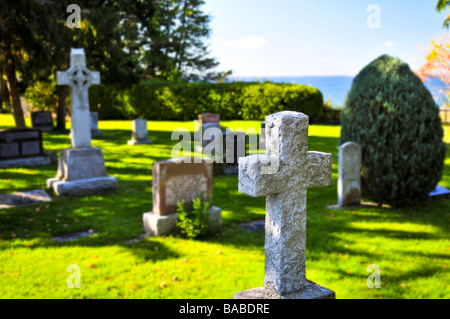 Hellen Friedhof Liegewiese mit alten Grabstein Kreuze Stockfoto