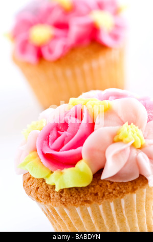 Reihe von leckeren Muffins mit Puderzucker Blumen Stockfoto