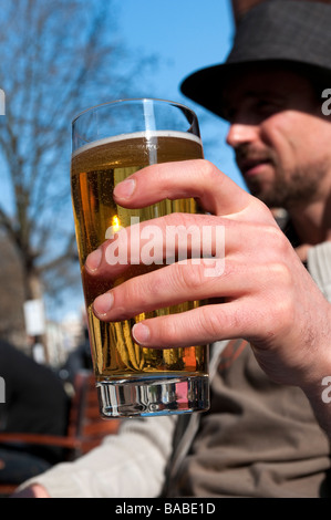 Menschen Sie trinken Pint Lager vor Pub UK Stockfoto