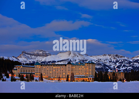 Abend-Ansicht des Fairmont Chateau Lake Louise. Stockfoto