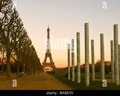 Der Eiffelturm im Morgengrauen aus dem Friedensmauer betrachtet Stockfoto