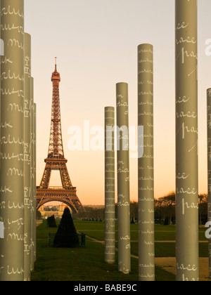 Der Eiffelturm im Morgengrauen aus dem Friedensmauer betrachtet Stockfoto