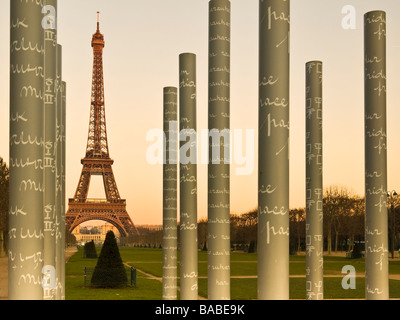 Der Eiffelturm im Morgengrauen aus dem Friedensmauer betrachtet Stockfoto