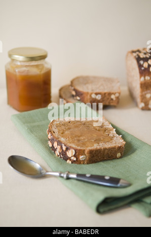 Manuka Honig auf Mehrkornbrot verteilt. Stockfoto