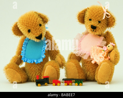 Miniatur Baby Teddys spielen (Mini tragen Sammlung) Stockfoto