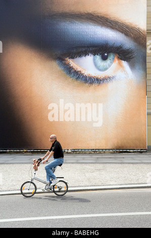 Radfahrer vor einem Plakat für die Zeitschrift Elle, Berlin, Deutschland Stockfoto