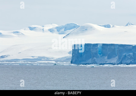 Blaue Tafeleisberge und Nanatuks im Sommer Dunst antarktischen Halbinsel in der Nähe von Paulet Insel Antarktis Stockfoto