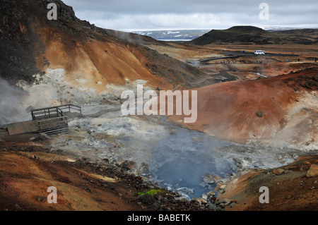 Downstream-Ansicht der eine brodelnde heiße Mineralquelle und abfließende warmen Wasserstrahl, Krísuvík geothermische Gebiet, South West Island Stockfoto