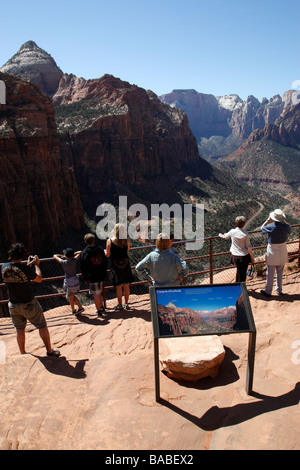 Wanderer genießen Sie den Blick am Ende des Canyon Overlook trail Zion Canyon National Park in Utah usa Stockfoto