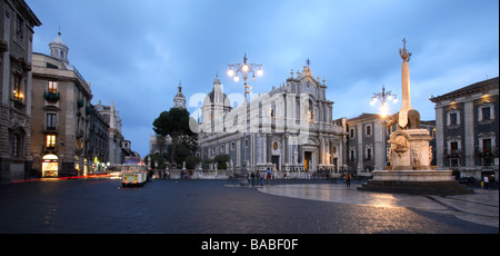 Domplatz in der Abenddämmerung, Catania, Italien Stockfoto