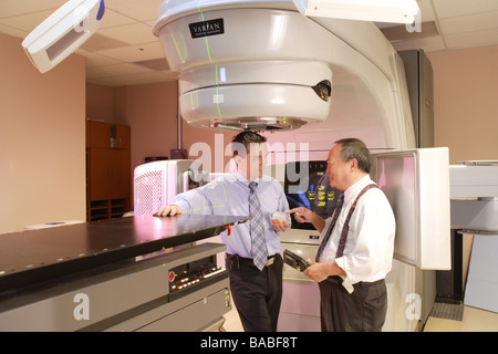 Arzt besprechen neue medizinische Bildverarbeitungsgerät, Cat-Scan-Maschine. Stockfoto