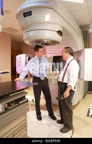 Arzt besprechen neue medizinische Bildverarbeitungsgerät, Cat-Scan-Maschine. Stockfoto