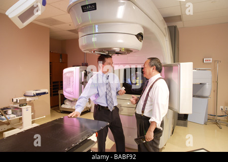 Arzt besprechen neue medizinische Bildverarbeitungsgerät, Cat-Scan-Maschine. Stockfoto