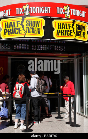 Menschen, die Schlange für die Theaterkarten Rabatt außerhalb der Mode zeigen Einkaufszentrum Las Vegas Boulevard Las Vegas Nevada, usa Stockfoto