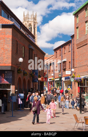 Käufer außerhalb einige moderne Geschäfte in der Stadt York, Yorkshire, Großbritannien Stockfoto
