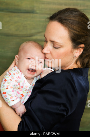 Mutter und ihrem schreienden baby-Schweden Stockfoto