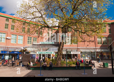 Käufer außerhalb einige moderne Geschäfte in der Stadt York, Yorkshire, Großbritannien Stockfoto